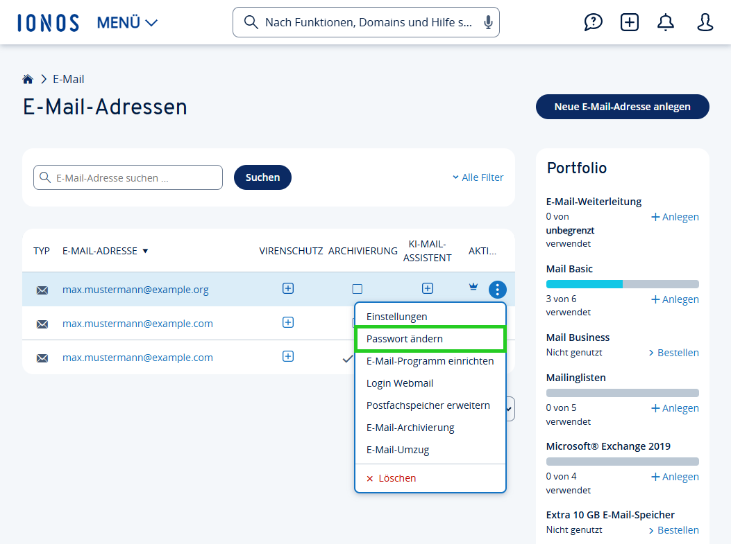 Screenshot der E-Mail-Übersicht im Bereich E-Mail > E-Mail-Adressen. Neben der gewünschten E-Mail-Adresse wird eine Liste angezeigt, in der der Menüpunkt Passwort ändern hervorgehoben ist.