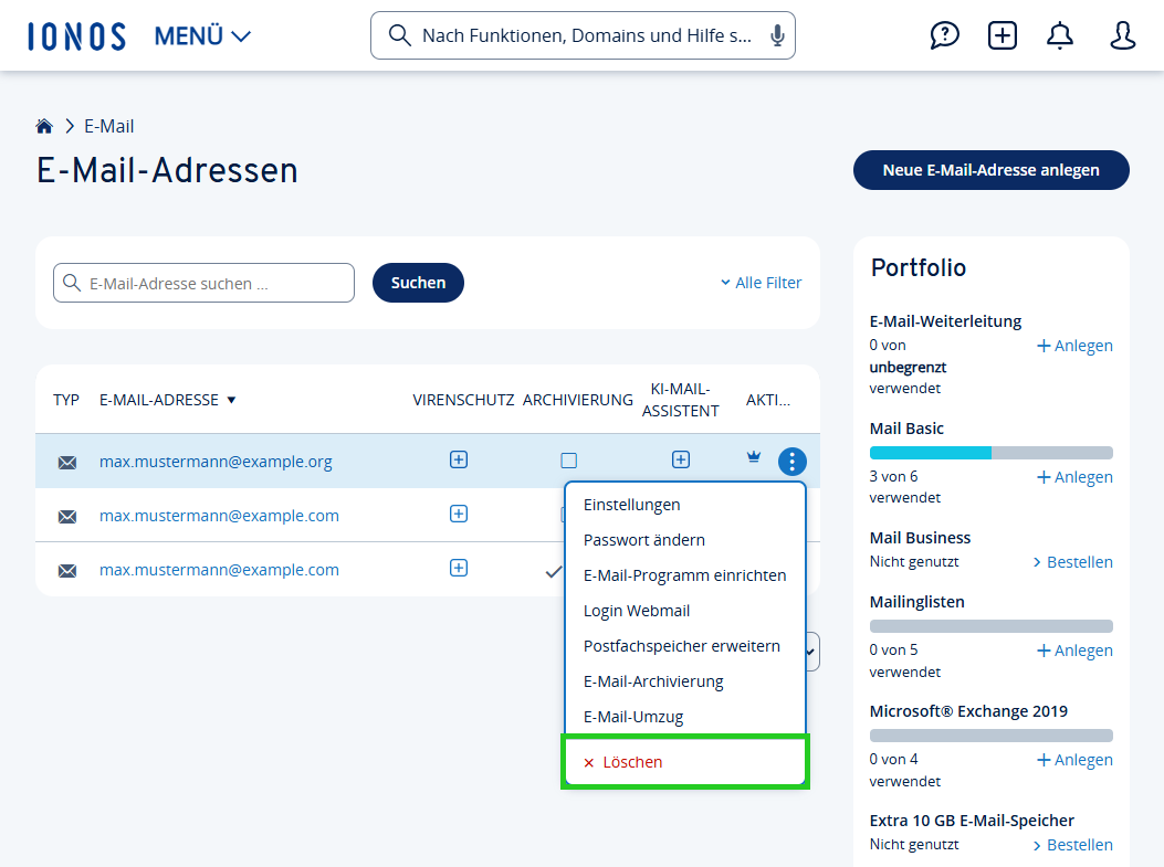 Screenshot der E-Mail-Übersicht im Bereich E-Mail > E-Mail-Adressen. Neben der gewünschten E-Mail-Adresse wird eine Liste angezeigt, in der der Menüpunkt Löschen hervorgehoben ist.
