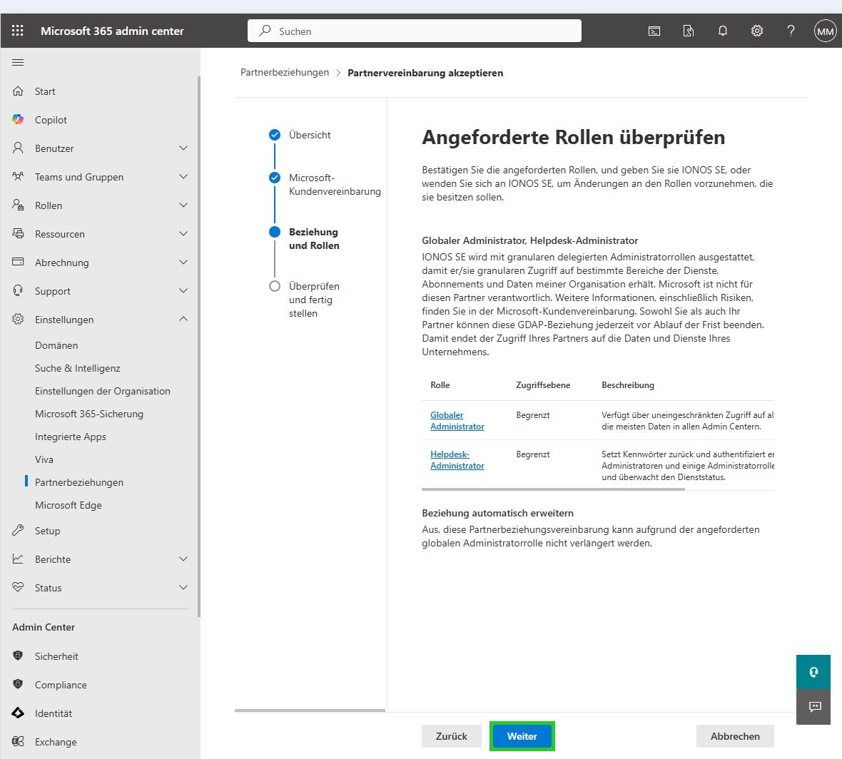 Screenshot: Die Seite Angeforderte Rollen überprüfen wird angezeigt. Auf dieser Seite ist die Schaltfläche Weiter hervorgehoben.
